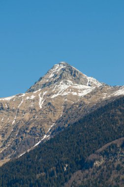 Pizzo Claro (Visagno Dağı olarak da bilinir) dağının kalan karlı manzarası, İsviçre 'nin Ticino şehrinde bir bahar günü