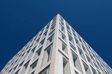 Rotkreuz, İsviçre 'deki modern ofis cephesinin düşük açılı görüntüsü