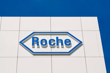 Rotkreuz, Zug, İsviçre - 28 Mart 2021: Roche tabelası Rotkreuz, İsviçre 'deki Roche Diagnostik kampüsünün önünde. F. Hoffmann-La Roche AG, İsviçreli çokuluslu sağlık şirketi.