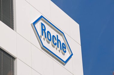 Rotkreuz, Zug, İsviçre - 28 Mart 2021: Roche tabelası Rotkreuz, İsviçre 'deki Roche Diagnostik kampüsünün önünde. F. Hoffmann-La Roche AG, İsviçreli çokuluslu sağlık şirketi.