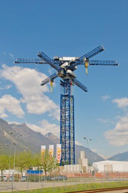 Castione, İsviçre - 26 Nisan 2021: İsviçre 'deki Enerji Kasası vinç kulesinin görüntüsü. Enerji Kasası, yerçekimi ve kinetik enerji temelli, uzun süreli enerji depolama alanında uzmanlaşmış bir şirkettir.