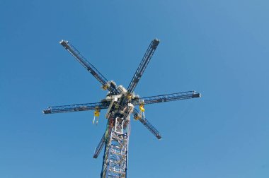 Castione, İsviçre - 26 Nisan 2021: İsviçre 'deki Enerji Kasası vinç kulesinin görüntüsü. Enerji Kasası, yerçekimi ve kinetik enerji temelli, uzun süreli enerji depolama alanında uzmanlaşmış bir şirkettir.