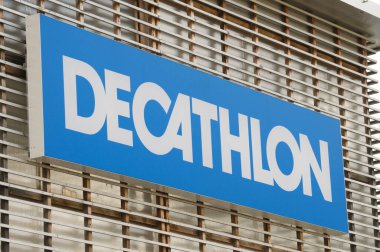 Sant 'Antonino, Ticino, İsviçre - 26 Mart 2021: San Antonino' da bir binada dekatlon mağaza tabelası asılı. Decathlon bir Fransız spor malzemeleri perakendecisi ve dünyanın en büyüğü.