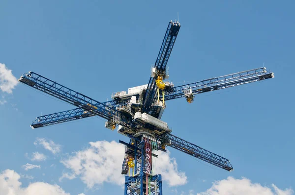 Castione, İsviçre - 26 Nisan 2021: İsviçre 'deki Enerji Kasası vinç kulesinin görüntüsü. Enerji Kasası, yerçekimi ve kinetik enerji temelli, uzun süreli enerji depolama alanında uzmanlaşmış bir şirkettir.