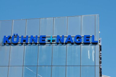 Schindellegi, Zürih, İsviçre - 28 Mart 2021: Schindelleggi 'deki merkezde asılı duran Kuehne + Nagel şirketi tabelası. Kuehne + Nagel International küresel bir ulaşım ve lojistik şirketidir.