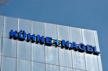 Schindellegi, Zürih, İsviçre - 28 Mart 2021: Schindelleggi 'deki merkezde asılı duran Kuehne + Nagel şirketi tabelası. Kuehne + Nagel International küresel bir ulaşım ve lojistik şirketidir.
