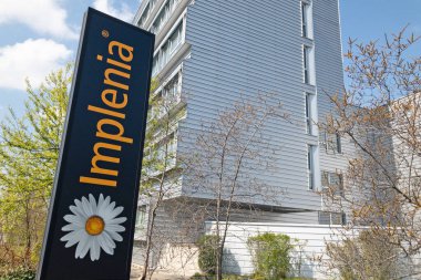 Dietlikon, Zürih, İsviçre - 16 Nisan 2021: Dietlikon, İsviçre 'deki Implenia şirket genel merkez binası. Implenia, İsviçreli inşaat ve inşaat firması.