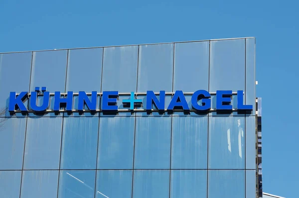 2021年3月28日 Kuehne Nagel社は Schindelleggiの本社に署名しました Kuehne Nagel Internationalは世界的な輸送および物流会社です — ストック写真