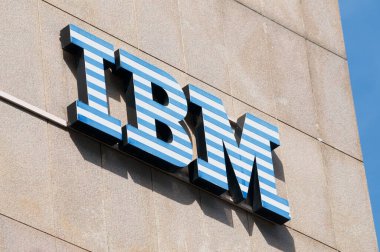 Lugano, Ticino, İsviçre - 1 Nisan 2021: IBM (International Business Machines Corporation) Lugano 'daki bir binaya asılmış. IBM, çok uluslu bir bilgi teknolojisi şirketidir.
