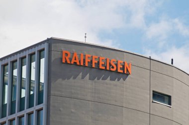 St. Gallen, İsviçre - 14 Nisan 2021: St. Gallen 'deki genel merkez binasında Raiffeisen banka tabelası asılı. Raiffeisen bir İsviçre kooperatif bankası, İsviçre 'deki en büyük üçüncü banka. 