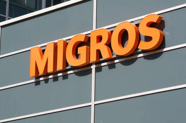 2021年4月14日 スイスのサンガレンにある建物に ミグロのスーパーマーケットのロゴがかかっています Migros社はスイス最大の小売 卸売企業です — ストック写真