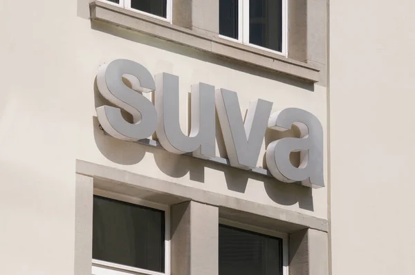 St. Gallen, İsviçre - 14 Nisan 2021 St. Gallen 'de bir binaya SUVA sigorta tabelası asılmış. Suva, İsviçre Ulusal Kaza Sigortası çalışanlarının sağlık sigortası sağlayıcısıdır.