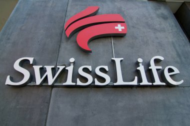 Daettwil, Aargau, İsviçre - 18 Nisan 2021: İsviçre 'deki bir binanın girişinde asılı Kahin Şirketi tabelası. Oracle Corporation, çok uluslu bir bilgisayar teknolojisi şirketidir.
