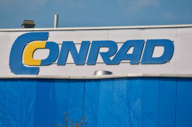 Dietlikon, Zürih, İsviçre - 16 Nisan 2021: Conrad Electronics mağaza tabelası Dietlikon 'da asılı. Conrad Electronic SE, Alman bir elektronik ürün perakendecisi.
