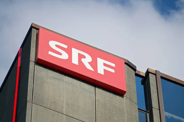 スイス チューリッヒ2021年4月16日 スイス チューリッヒの本社ビルにあるSrf Schewizer Radio Fernsehen サインの閉鎖 Srfはスイス最大の電子メディアです — ストック写真