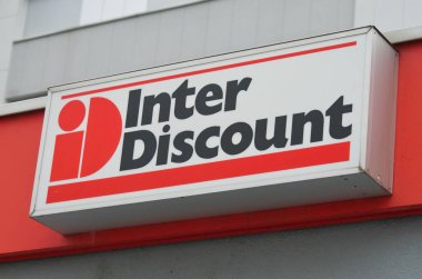 Wohlen, Aargau, İsviçre - 18 Nisan 2021: Wohlen 'deki Intersale mağazasının işareti. Ing. Dipl. Interdiscount, Coop Coop Kooperatif Şirketi 'nin sahibi olduğu bir İsviçre mağaza zinciri.