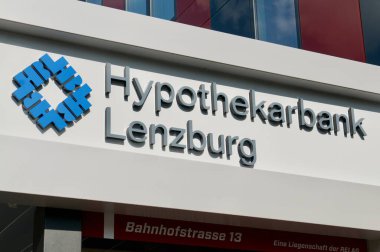 Wohlen, Aargau, İsviçre - 15 Nisan 2021: Wohlen, İsviçre 'deki binada asılı HBL Hypothekarbank Lenzburg Bankası tabelası. HBL, Aargau kantonundaki en büyük banka şirketlerinden biridir.