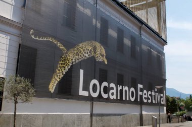 Locarno, Ticino, İsviçre - 21 Temmuz 2021: Locarno Film Festivali tabelası İsviçre 'nin Locarno kentindeki Palacinema Binası cephesinde asılı
