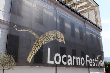 Locarno, Ticino, İsviçre - 21 Temmuz 2021: Locarno Film Festivali tabelası İsviçre 'nin Locarno kentindeki Palacinema Binası cephesinde asılı