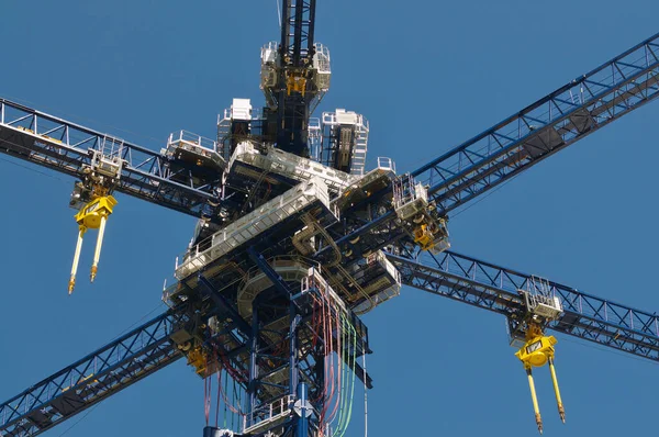 Castione, İsviçre - 26 Nisan 2021: İsviçre 'deki Enerji Kasası vinç kulesinin görüntüsü. Enerji Kasası, yerçekimi ve kinetik enerji temelli, uzun süreli enerji depolama alanında uzmanlaşmış bir şirkettir.