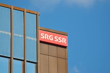 Zürih, İsviçre - 16 Nisan 2021: İsviçre 'nin Zürih kentindeki merkez binasında bulunan SRG / SSR (Schweizer Radio und Fernsehen) tabelasına yakın çekim. SRF, İsviçre 'nin en büyük elektronik ortağıdır.