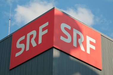 Zürih, İsviçre - 16 Nisan 2021: İsviçre 'nin Zürih kentindeki merkez binasında bulunan SRF' nin (Schweizer Radio und Fernsehen) kapatılması. SRF, İsviçre 'nin en büyük elektronik ortağıdır.