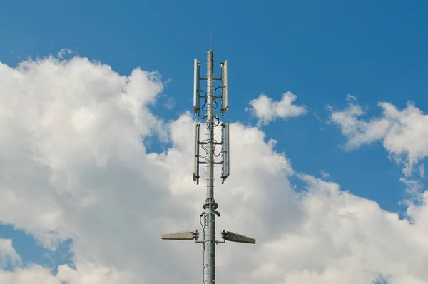 Pohled Anténu Telekomunikační Věže Mobilního Komunikačního Systému Umístěnou Budově Bellinzoně — Stock fotografie