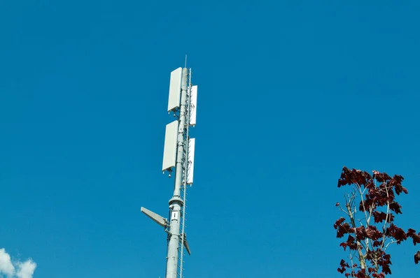 Pohled Anténu Telekomunikační Věže Mobilního Komunikačního Systému Umístěnou Budově Bellinzoně — Stock fotografie