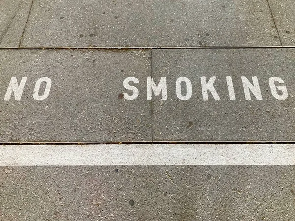 Weiße Smoking Inschrift Auf Asphalt Der Schweiz — Stockfoto