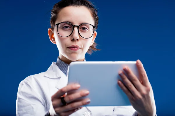 Médecin ou scientifique sérieux tenant une tablette numérique — Photo
