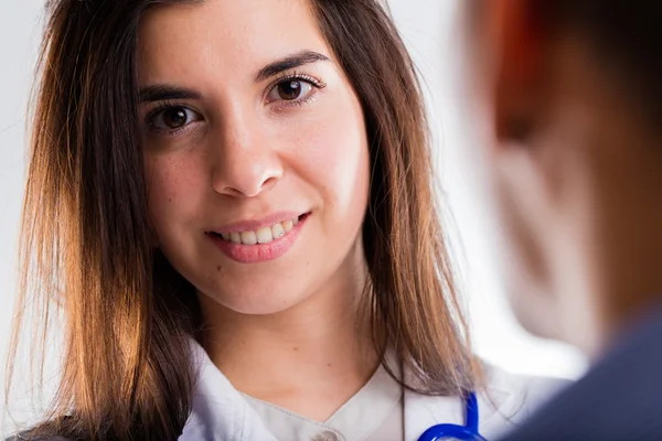 Donna sorridente è un medico con il suo collega — Foto Stock