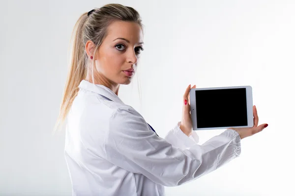 Medico che mostra schermo vuoto su tablet digitale — Foto Stock