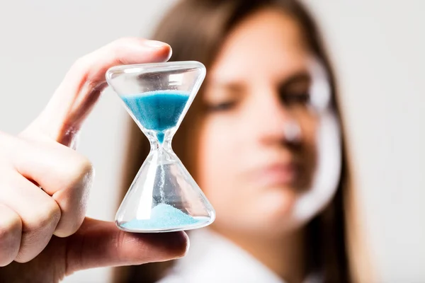 Hourglass held by a concerned woman — Stock Photo, Image