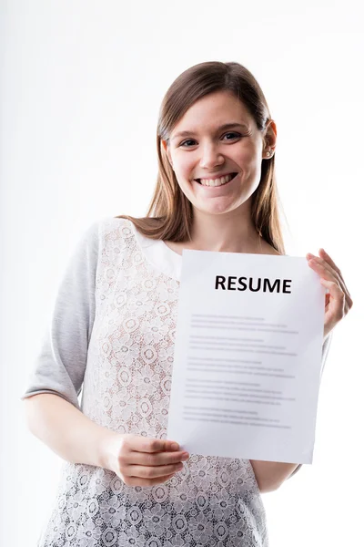 Mujer joven sosteniendo un curriculum vitae — Foto de Stock