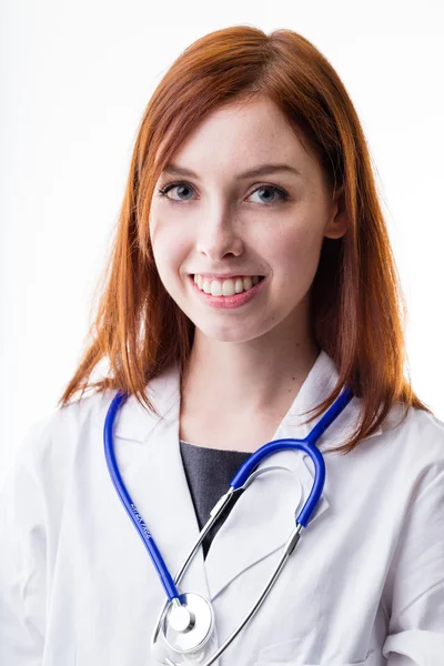 Médico mujer sonriendo y tiene el pelo rojo —  Fotos de Stock