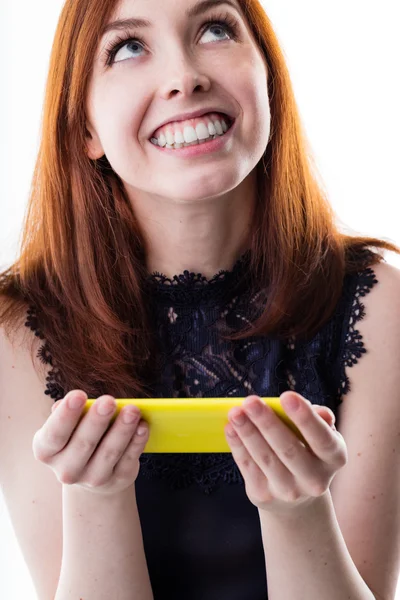 Mujer con teléfono móvil soñando y sonriendo — Foto de Stock