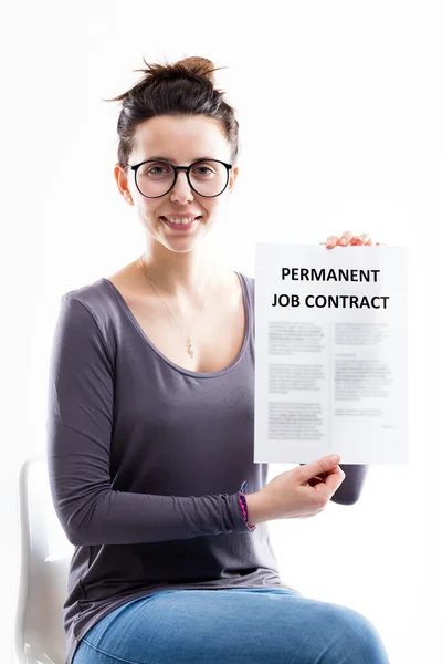 Mujer sentada mostrando su contrato de trabajo — Foto de Stock