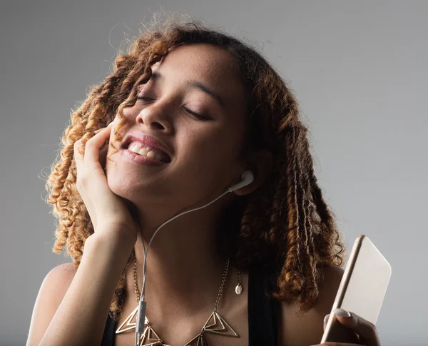 La musica è un piacere per questa ragazza afro-colombiana — Foto Stock