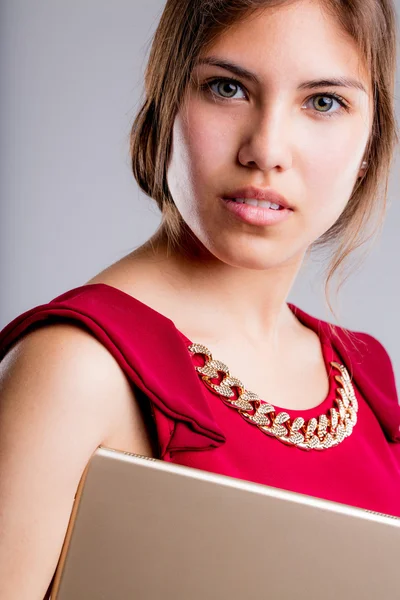 Mooie ogen zakelijke vrouw portret met tablet — Stockfoto
