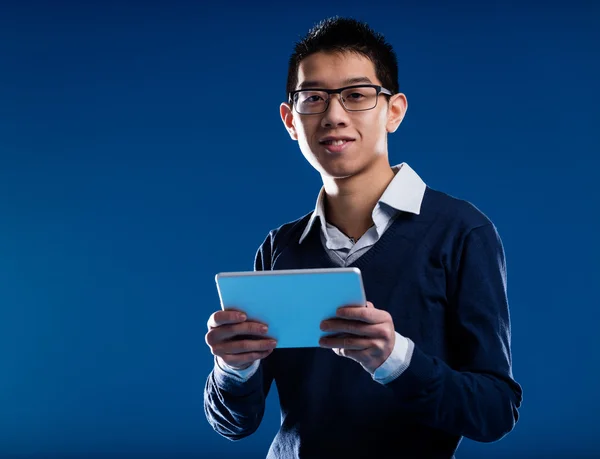 ชายจีนยิ้มถือ iPad — ภาพถ่ายสต็อก