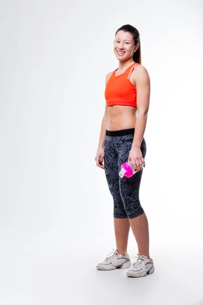 Sonriente gimnasio mujer vestida con su botella —  Fotos de Stock