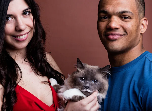 Kobieta mężczyzna i kot i tutaj jest rodzina — Zdjęcie stockowe