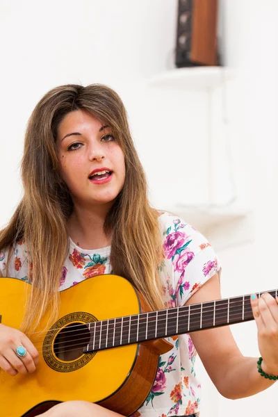 Junge Frau oder Gitarre spielen und singen — Stockfoto