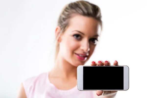 Сосредоточьтесь на экране смартфона, который держит женщина — стоковое фото