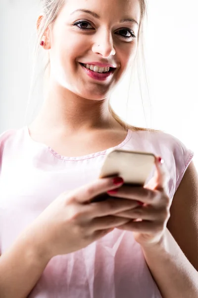 Porträt einer Frau, die mit ihrem Handy SMS schreibt — Stockfoto