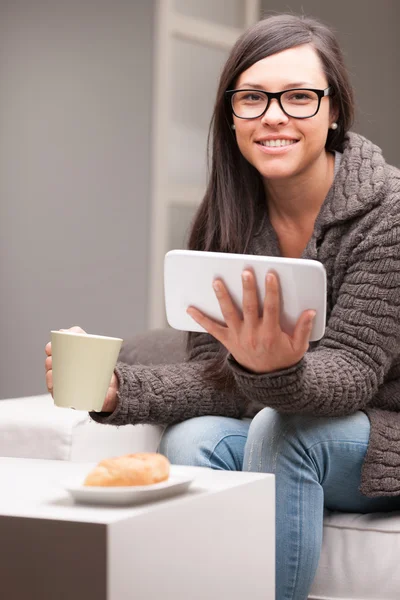 Γυναίκα με γυαλιά tablet και μια κούπα — Φωτογραφία Αρχείου