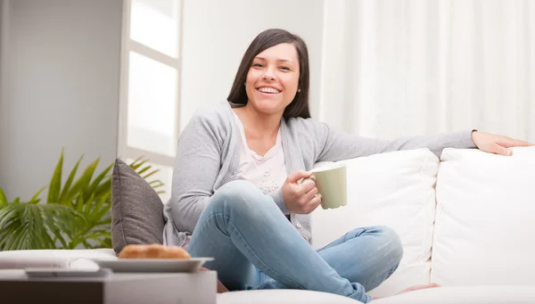 Frau diskutiert entspannt mit Ihnen — Stockfoto