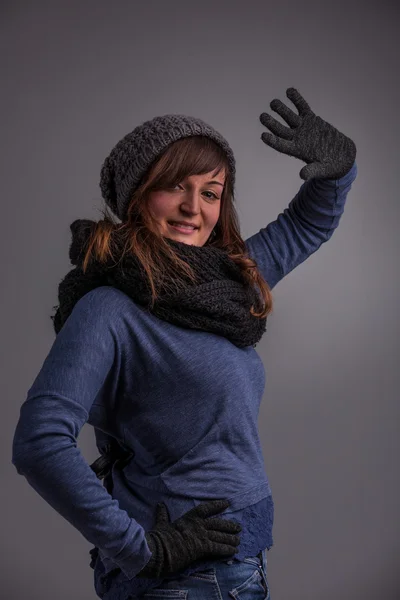 Kış şapka ile mutlu bir kadın portresi — Stok fotoğraf