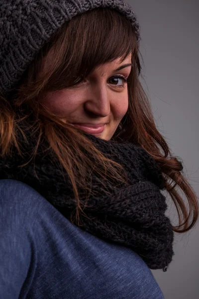 Зимний портрет счастливой женщины в шляпе — стоковое фото