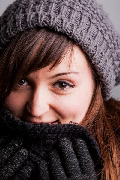 Zimní portrét šťastná žena s kloboukem — Stock fotografie